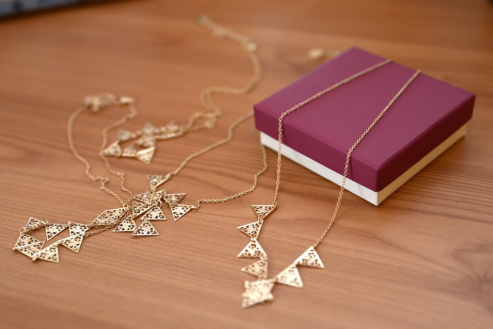 Jewelry photography tips - how to photograph a necklace