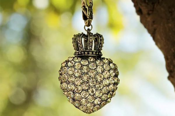 how to photograph a necklace using natural lighting