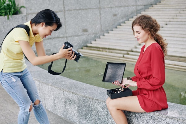 jewelry brand influencer marketing - the power of gifting and unboxing