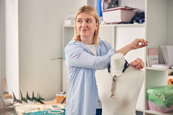 Props for jewelry photography – jewelry stands and busts